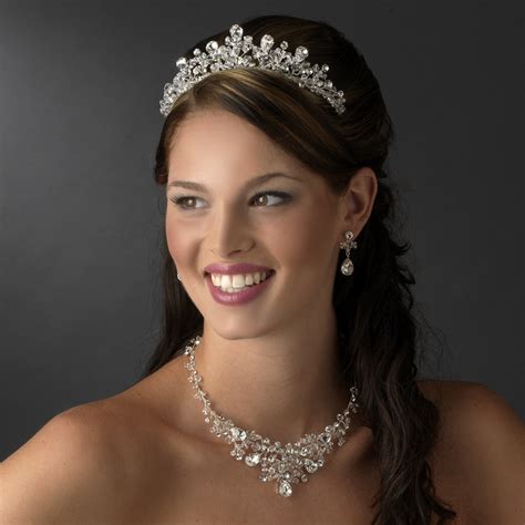 How To Choose The Perfect Bridal Tiara Headpieces
