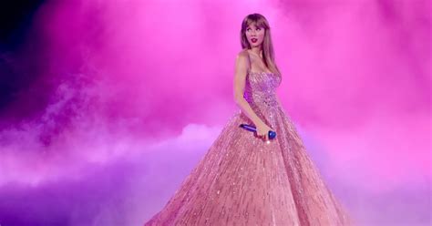 Taylor Swift Falls In Concert And Fans Capture That Moment