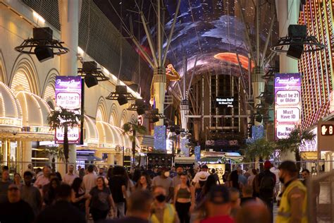 What Time Does The Fremont Experience Shut Down? 2