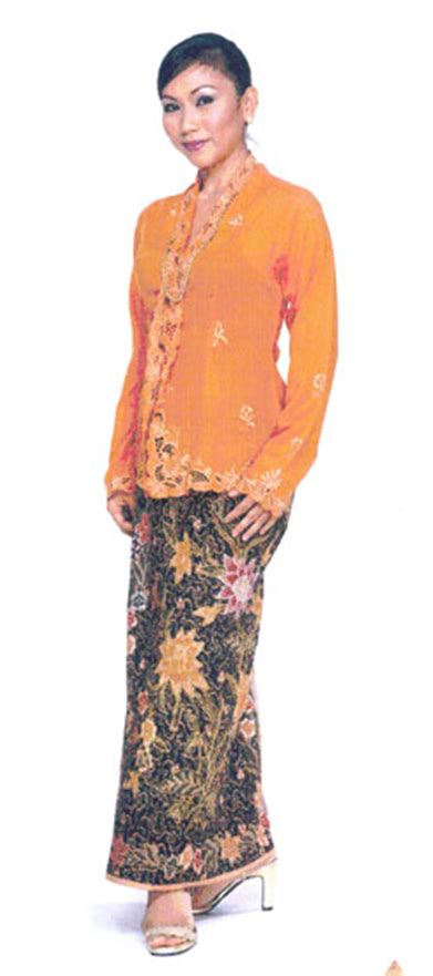 Baju kebaya dipakai oleh wanita melayu. Crown: Pakaian Tradisional Malaysia
