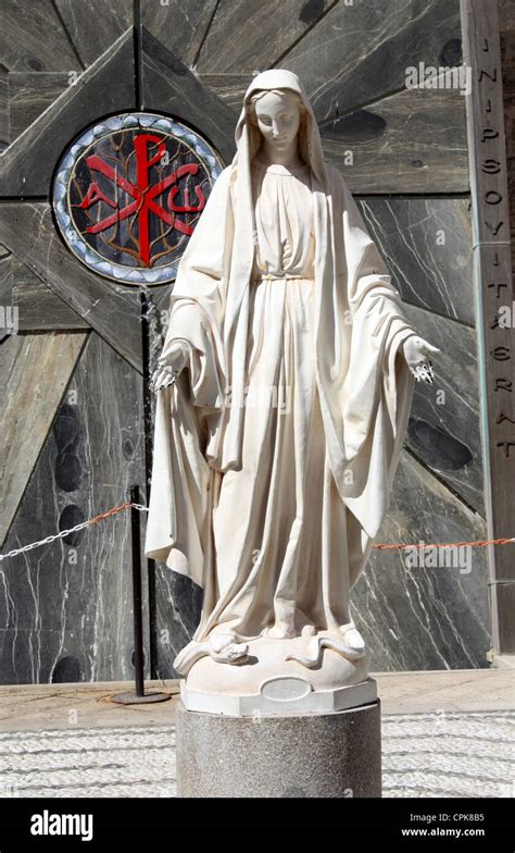 La Estatua De La Virgen María En La Basílica O La Iglesia De La