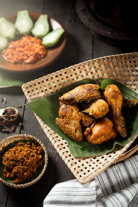 Dinamakan ekor kuning karena terdapat warna kuning pada bagian ekor ikan yang mampu berenang dengan cepat ini. Resep Ayam Goreng Bumbu Kuning - Amanda Chastity