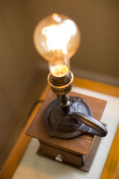 It grinds coarsely enough for a cold press and finely enough for a high quality espresso. Vintage Wood Coffee Grinder Lamp (avec images)