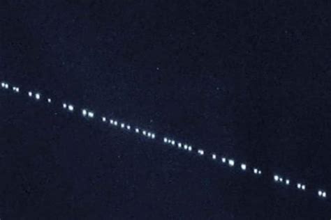 64 satélites en una sola misión. Hoy vuelven a pasar los 60 satélites en fila en el cielo ...