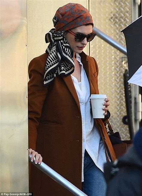 Going Incognito Anne Hathaway Rocks A Glamorous Low Key Look For Ocean