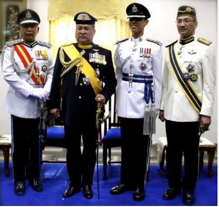 Tugas pdrm ini adalah untuk menjaga keamanan awam yang dibantu dengan pelbagai kumpulan polis seperi polis bantuan, sukarelawan simpanan polis dan. Maharum Bugis Syah (MBS): Tunku Jalil Segak Dengan Uniform ...