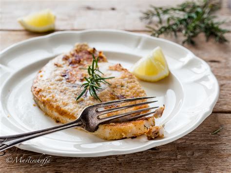 Pesce spada gratinato in padella. pesce spada marinato in padella
