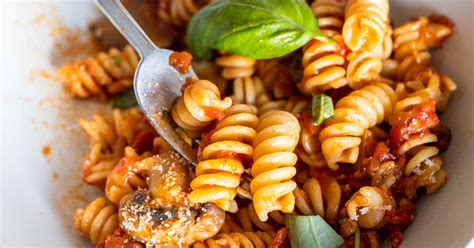 Easy Mushroom Tomato Pasta Recipe | 2foodtrippers