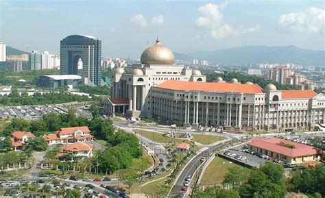 Mengadakan 3 peringkat mahkamah iaitu mahkamah rendah,tinggi,dn rayuan syariah. Mahkamah Tinggi Kuala Lumpur - Kuala Lumpur | Mahkahmah