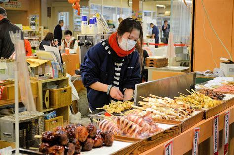 Ani světoví odborníci se neshodnou, jaký význam roušky mají. Japonci se za roušky taky styděli, mají ale 100 let náskok ...