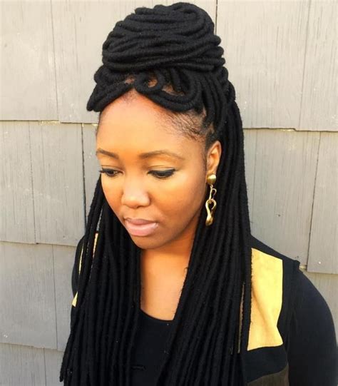 Beyond looking chic, this is a great option for anyone who's worried about faux locs feeling too searching for blonde faux locs that look soft and natural? 20 Playful Ways to Wear Yarn Dreads in 2020 | Yarn dreads, Faux locs hairstyles, Natural hair styles