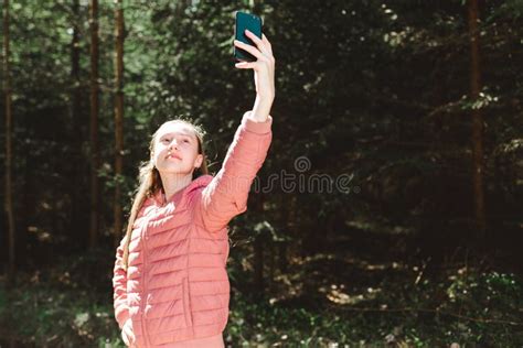 M Oda Nastolatka Podr Niczka Zabiera Selfie Na Telefon Kom Rkowy W Lesie Dziewczyna Patrz Ca