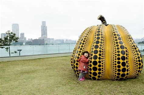 The website collected by this website comes from the. 添馬公園展19位名家雕塑 親身觸摸草間彌生南瓜雕塑 -- 星島日報
