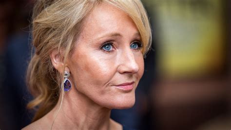 Joanne jo rowling, ch, obe, frsl, frcpe (born 31 july, 1965 in yate) better known by her pen name j. Potter-Fans verbrennen Bücher: So reagiert J.K. Rowling ...
