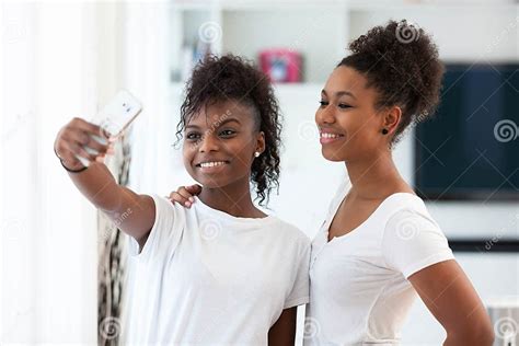 Adolescenti Afroamericani Che Prendono Unimmagine Del Selfie Con Un Mp