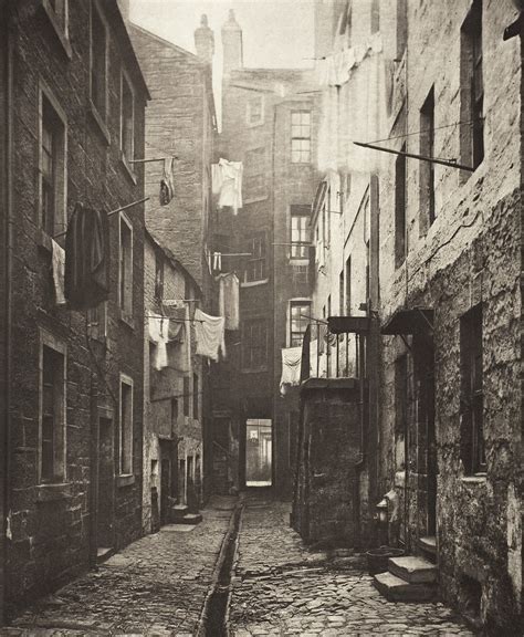 44 Incredible Vintage Photographs Of The Old Closes And Streets Of