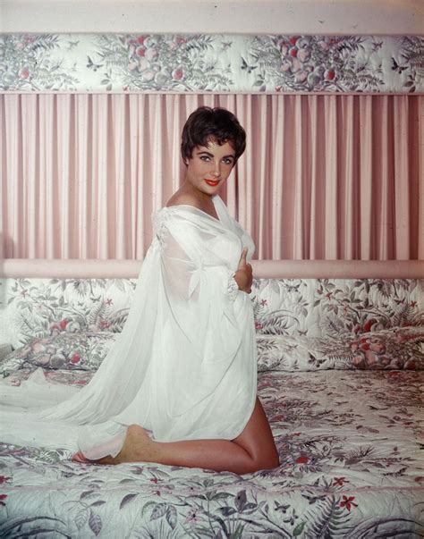 30 Painfully Glamorous Photos Of Old Hollywood Celebrities Lounging In Their Beds Elizabeth