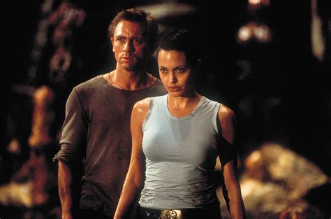 The shapely archaeologist moonlights as a tomb raider to recover lost antiquities and meets her match in the evil powell, who's in search of a powerful relic. Lara Croft : Tomb Raider - Film (2001) - EcranLarge.com