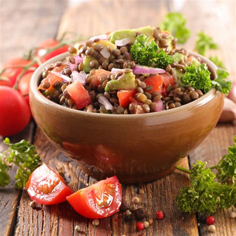 Es tremendamente popular tanto en instagram como en los restaurantes y puede usarse en prácticamente lo más sencillo es comer el aguacate tal cual. Ensalada de lentejas con tomate y aguacate