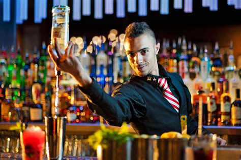 The job is harder than it may look as there are many types of recipes to memorize and a variety of different alcohols and. Bartender - Profissão turismo - O que faz? Quanto ganha?