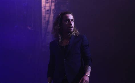 Em nous on s'en fout de vous. Julien Doré : comment son concert nous a envoûté - Elle ...