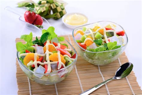 Salad memang makan sehat, tapi bisa loh bikin salad yang sehat tapi tetap enak! Resep Cara Membuat Salad Buah Untuk Diet