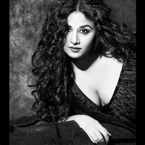 Vidya Balan Flaunts Her Sexy Back In This Pic Vidya Balan Hot And Sexy Pictures Vidya Balan