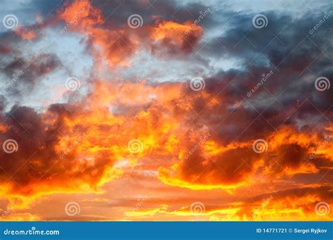 Fuego En El Cielo Imagen De Archivo Imagen De Contexto 14771721