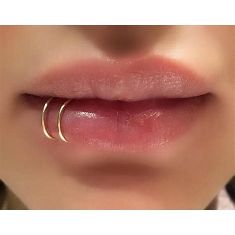 Piercing Bajo El Labio Superior Labios Tatuados Letra