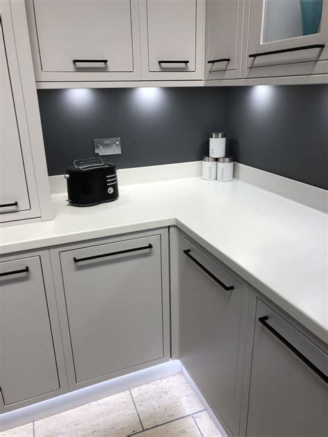 Explore 28 listings for howdens kitchen worktop at best prices. Slate grey walls, white units, white worktops | Grey ...