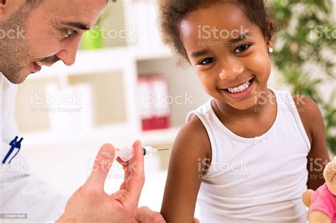 Gadis Kecil Yang Bahagia Mendapatkan Suntikan Foto Stok Unduh Gambar Sekarang Vaksinasi