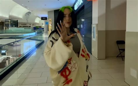 Wǒ shì gēshǒu) is a chinese version of the korean reality show i am a singer and it is broadcast on hunan television. Billie Eilish Sneaks Into Empty Mall in 'Therefore I Am ...