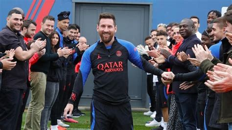 World Cup Hero Lionel Messi Receives Guard Of Honour From Psg Teammates