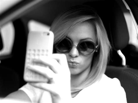 1 In 4 Young People In Europe Have Taken ‘selfie While Driving New Driver Distraction Data
