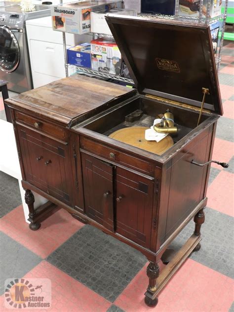 1923 Victrolla Phonograph With Album Of Records