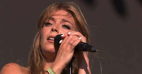 Becky Hill Suffers Wardrobe Malfunction And Forced To Call For Help Live At Glastonbury Daily Star
