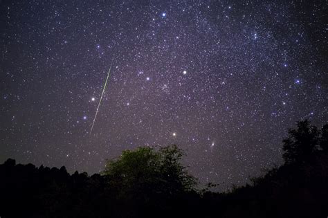 The Leonid Meteor Shower Is Peaking Tonight Creating Up To 15 Shooting Stars Per Hour Here S