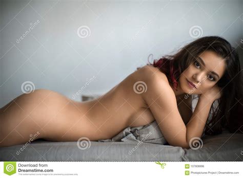 Nude De Encontro Da Mulher Moreno Na Cama Foto De Stock Imagem De