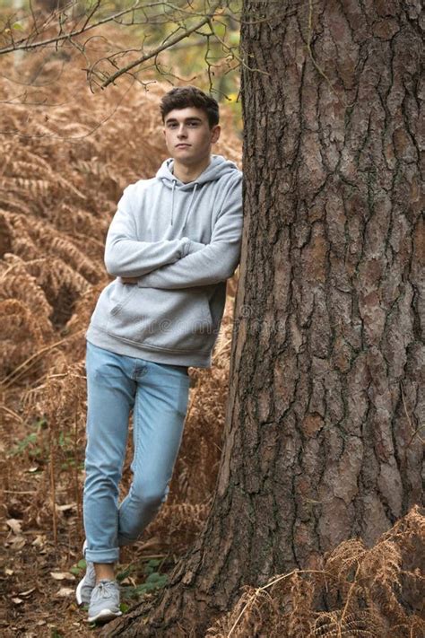 Teenager Im Wald An Einem Herbsttag Stockfoto Bild Von Parkland Jung