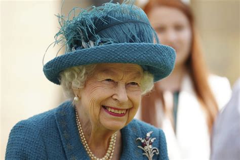 Kraljica Elizabeta Posetila Snimanje Britanske Sapunice Foto
