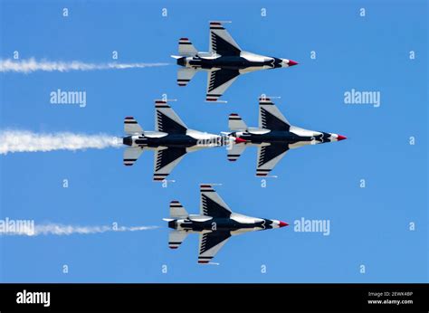 The Thunderbirds Us Air Force Acrobatic Teamthe Thunderbirds Are