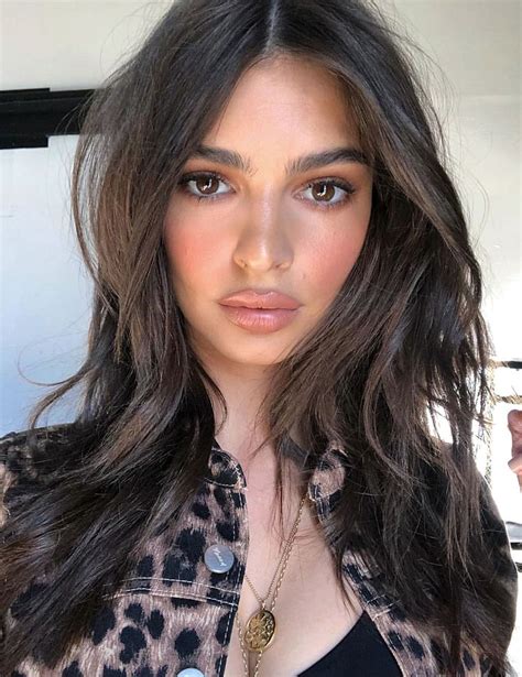 Emily Ratajkowski Soft Curls And Messy Hair Style Natural Hair Styles
