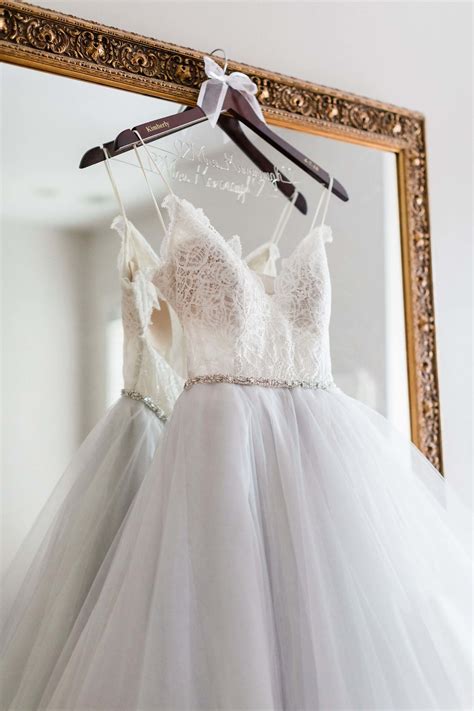 25 Wedding Dress Photography Ideas And Tips For Beginners
