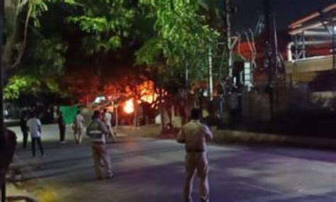 حیدرآباد کے علاقے کنگ کوٹھی میں دھماکے کے ساتھ بھیانک آگ ، ایک شخص زندہ جل کر ہلاک ویڈیو