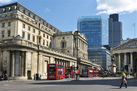 Inglaterra — estrictamente es el nombre de uno de los cuatro territorios que integran el reino unido (→ reino unido): El Banco de Inglaterra, en el corazón de Londres