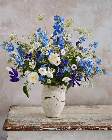 Marthas Flower Arranging Secrets In 2020 Flower Vase Arrangements