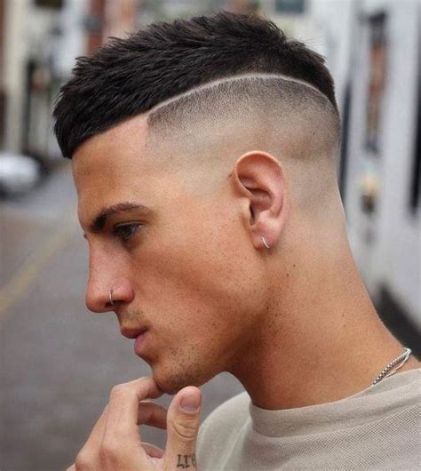 Where it started, how you can get one, what are the best ways to style it and if you have the right face shape for it or not! Peinados de Hombre para Primavera Verano 2019