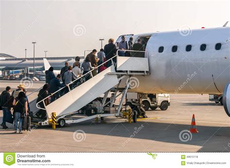Passagiere Die Im Flugzeug Im Flughafen Laden Redaktionelles Stockfoto