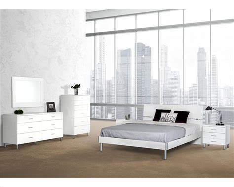 White Finish Bedroom Set In Contemporary Style 44b123set