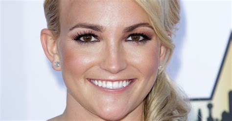 Actress and celebrity sibling who reinvented herself as a country singer at the age of 22. Jamie Lynn Spears Zoey 101 Cliffhanger Ending